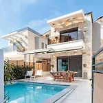 Domenica Diamond - Heated Pool & 80m From The