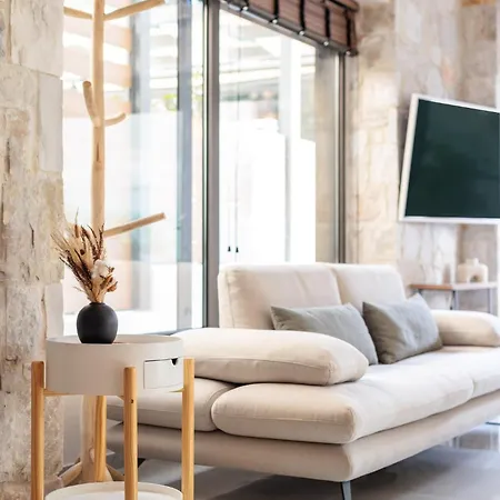 Domenica Diamond - Heated Pool & 80m From The