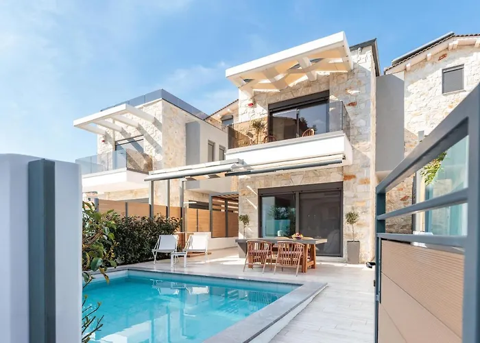 Domenica Diamond - Heated Pool & 80m From The